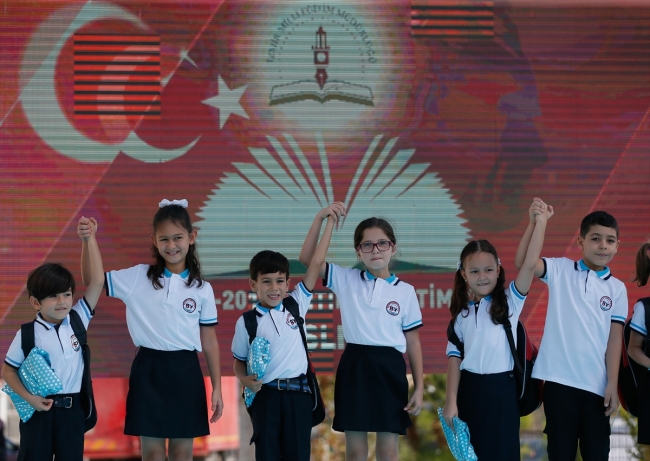 İzmir'de yeni eğitim öğretim yılı zeytin fidanı dikimiyle başladı